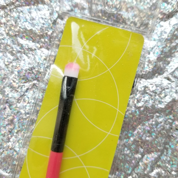 🍒 5/$20 new PopArazzi Eyeliner Eye Shadow Brush - Picture 2 of 4